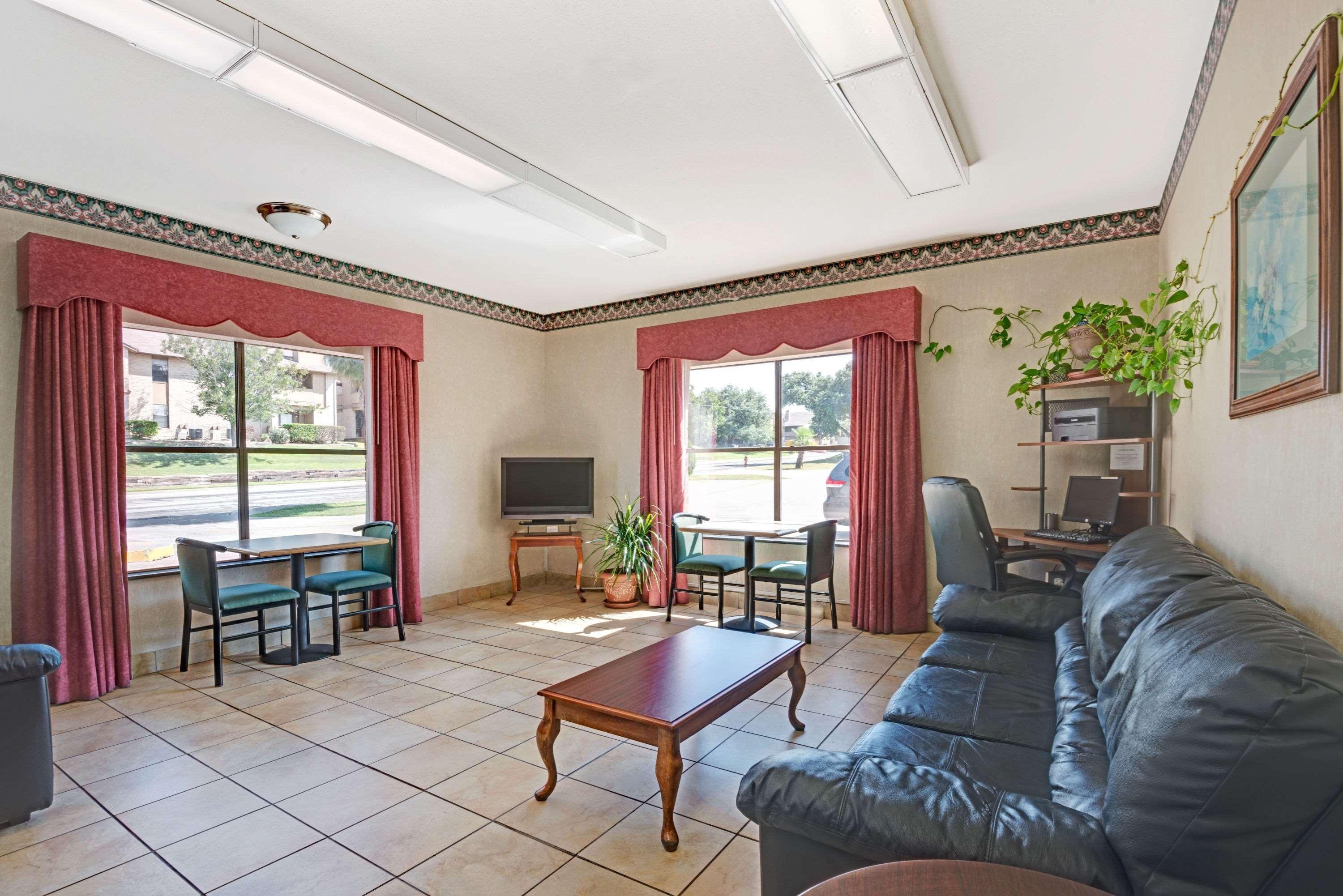 Super 8 By Wyndham Hotel Universal City
